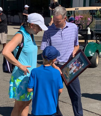 Mike Woods showing  Annika Sörenstam a photo of herself during a previous visit to Haggin Oak in 1996.