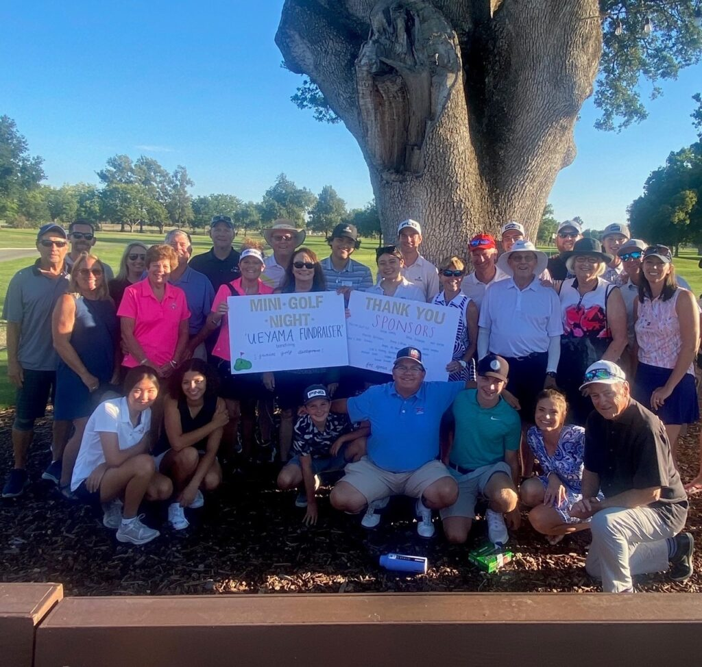 Group photo of golfers in front of Oak tree
