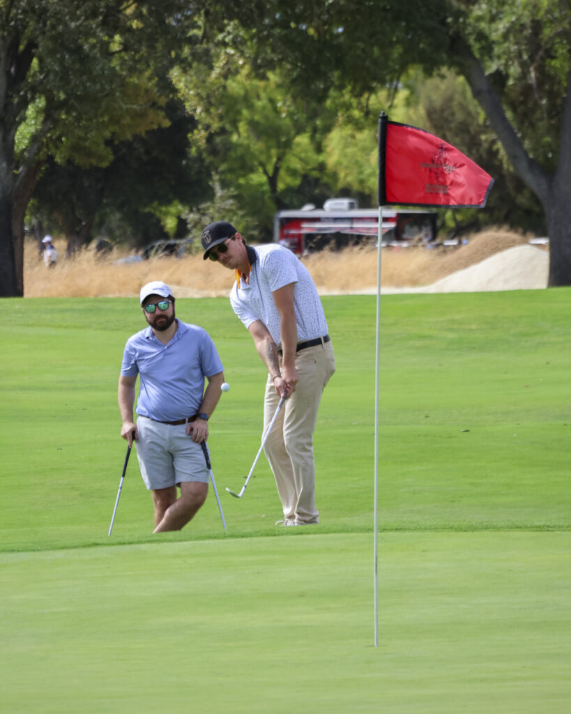 2 golfers